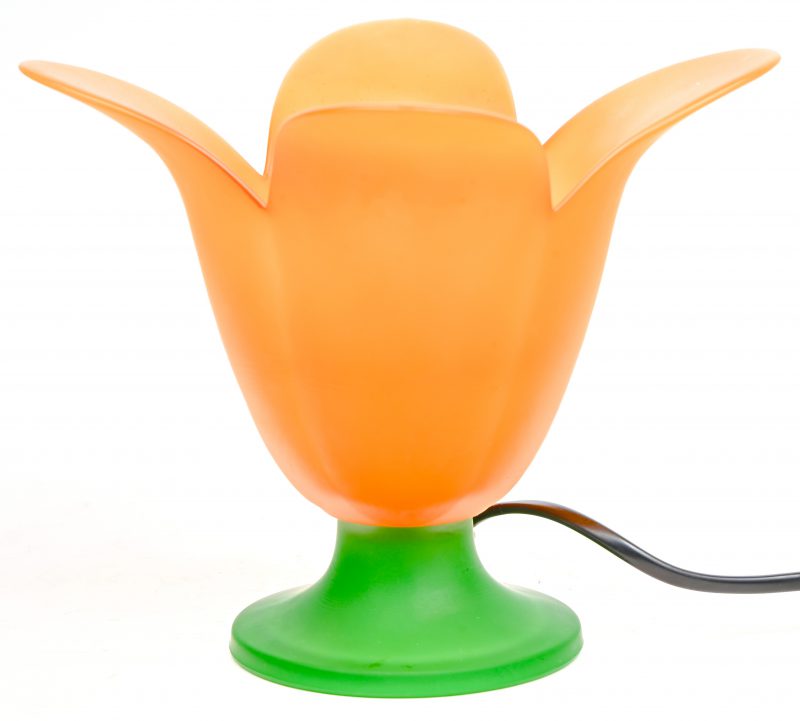 Een bloemvormig tafellampje in groen en oranje glas. Vermoedelijk Italiaans.