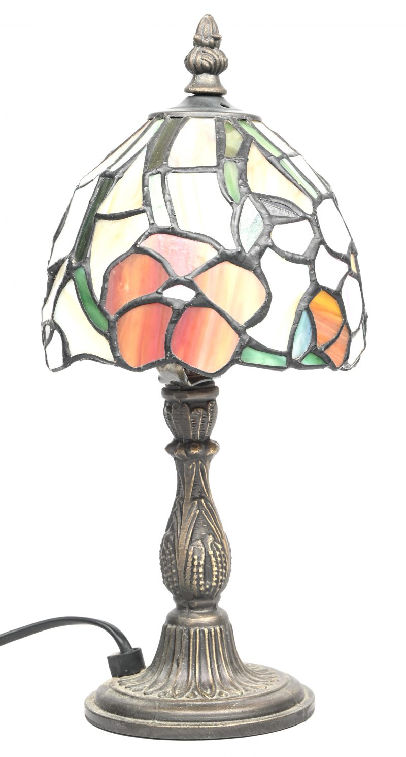 Een tafellampje in Tifanny-stijl met het kapje in glas en lood.
