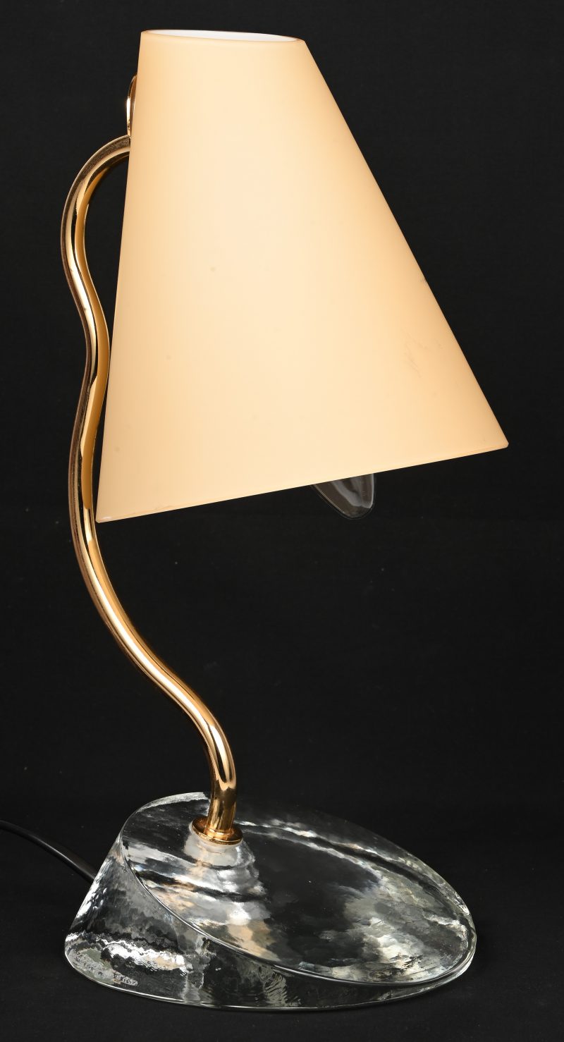 “Micetta”. Een vintage Italiaans design tafellamp met melkglazen kap, vergulde messing arm en Murano glazen voet. Model Micetta voor Leucos.