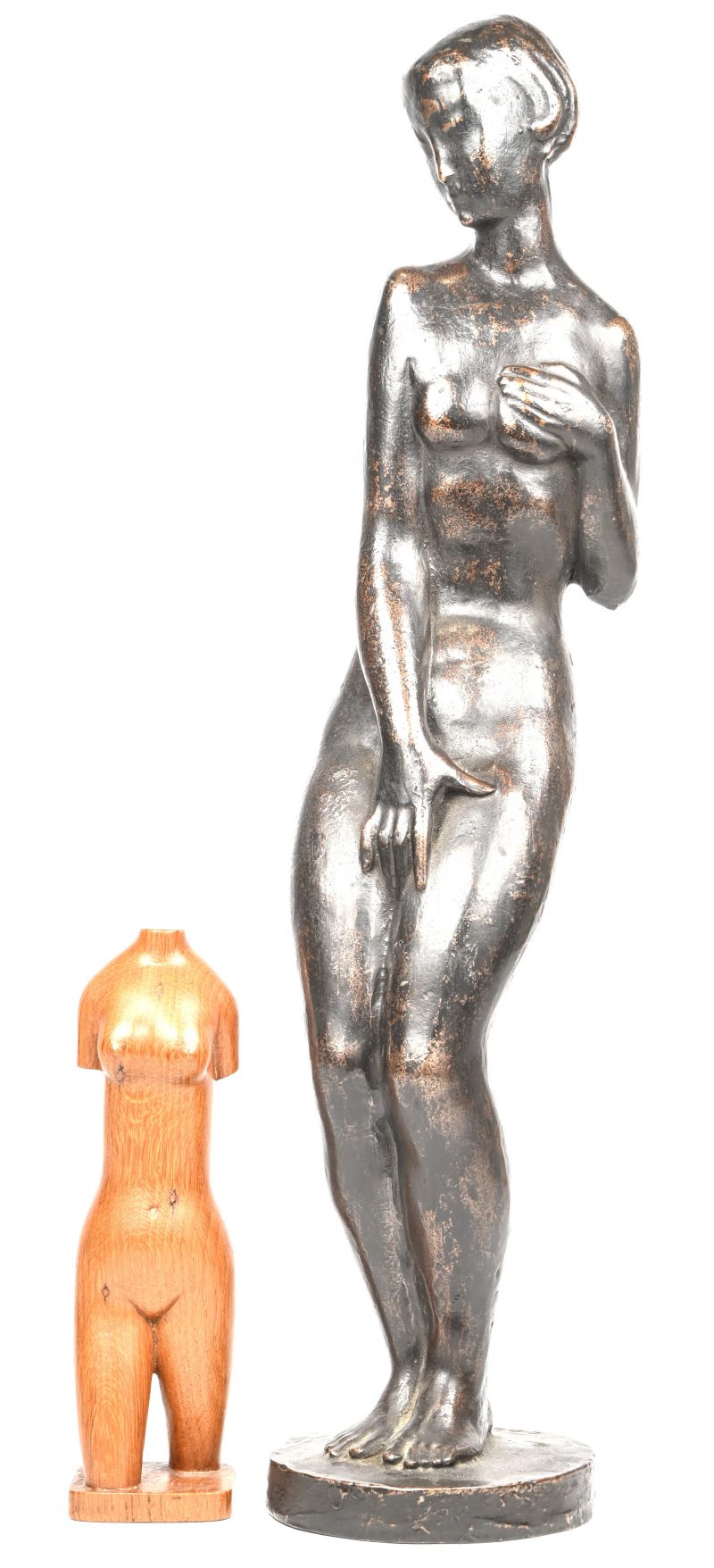 “Verlegen naakt”. Een bronzen beeld, onderaan monogram CDB. En “naakt”, een houten gesculpteerd beeldje, onderaan gesigneerd.