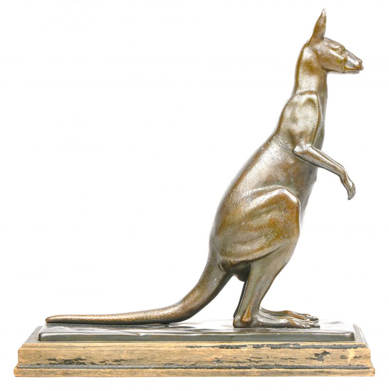 Een brons gesculpteerd beeldje van een Kangoeroe op houten voet.
