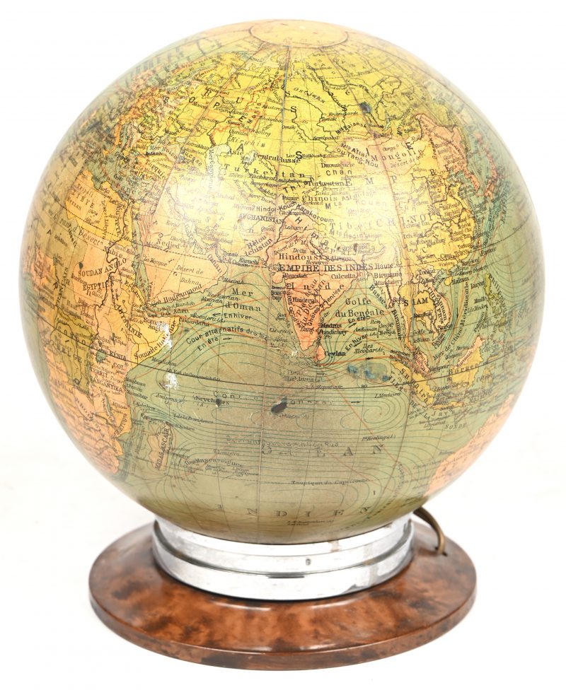 Een Art-Deco glazen roterende wereldbol op een koperen voetje, gemerkt Globe Universel Diamètre 21 cm.