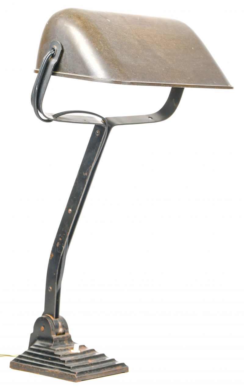 Een bureaulamp uit de jaren 30 van de vorige eeuw, gietijzer en een bakelieten kap, gemerkt Erpe.