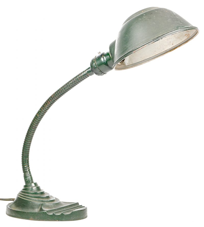 Een Art-Deco bureaulamp in gietijzer, onderaan onleesbaar gemerkt. De schakelaar dient te worden vervangen.