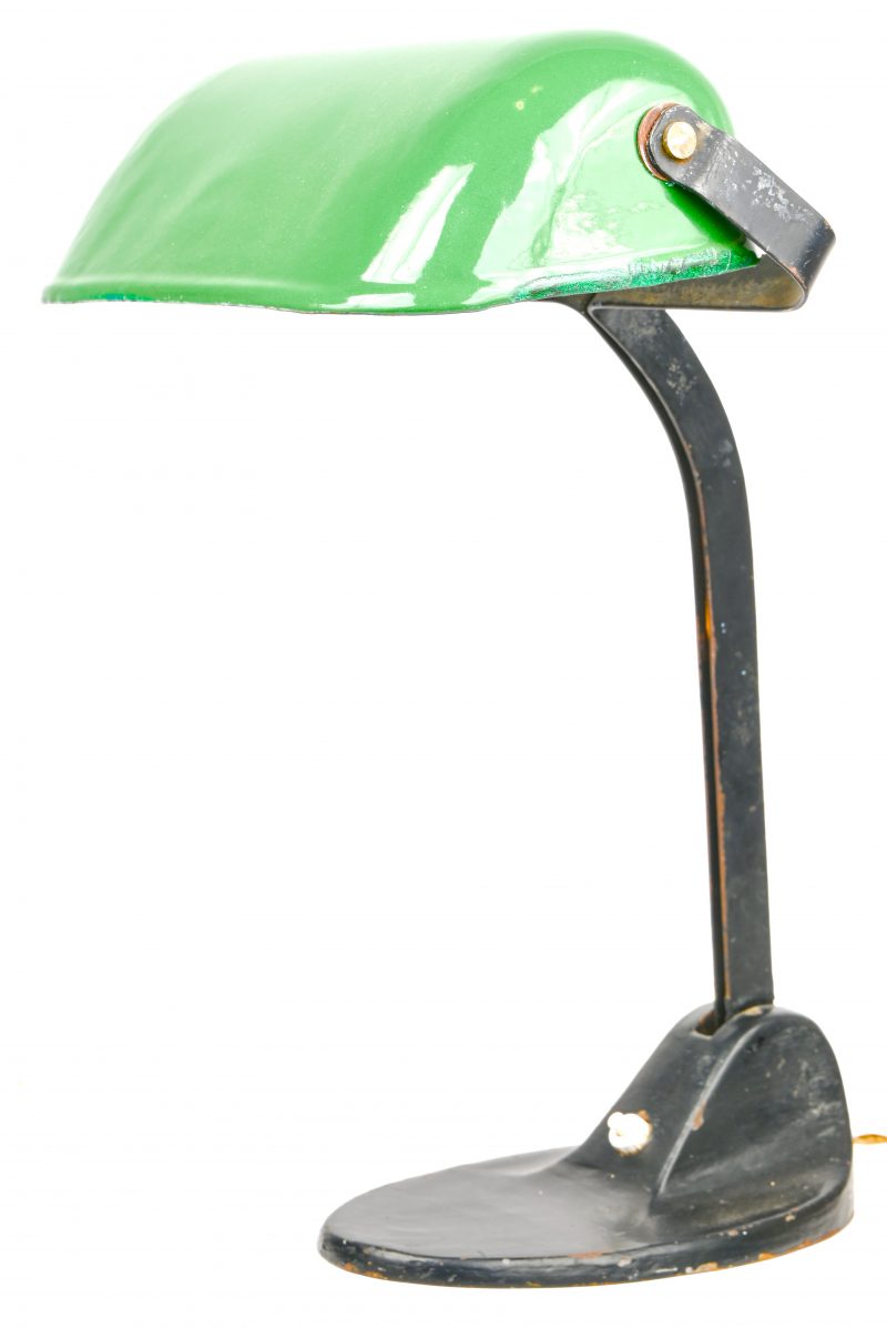 Een Art-Deco notarislamp in metaal met groene kap.