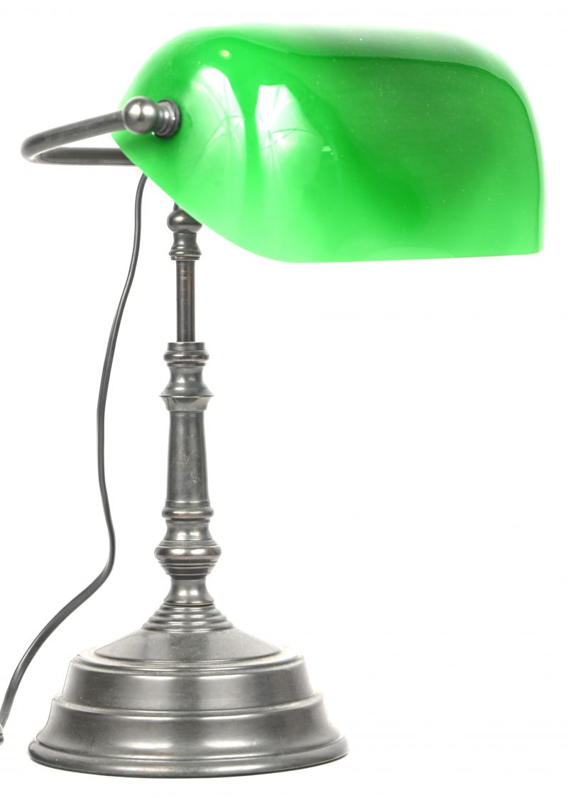 Een kwalitatieve reproductie van een jaren dertig notarislamp, metaal en groen glas.