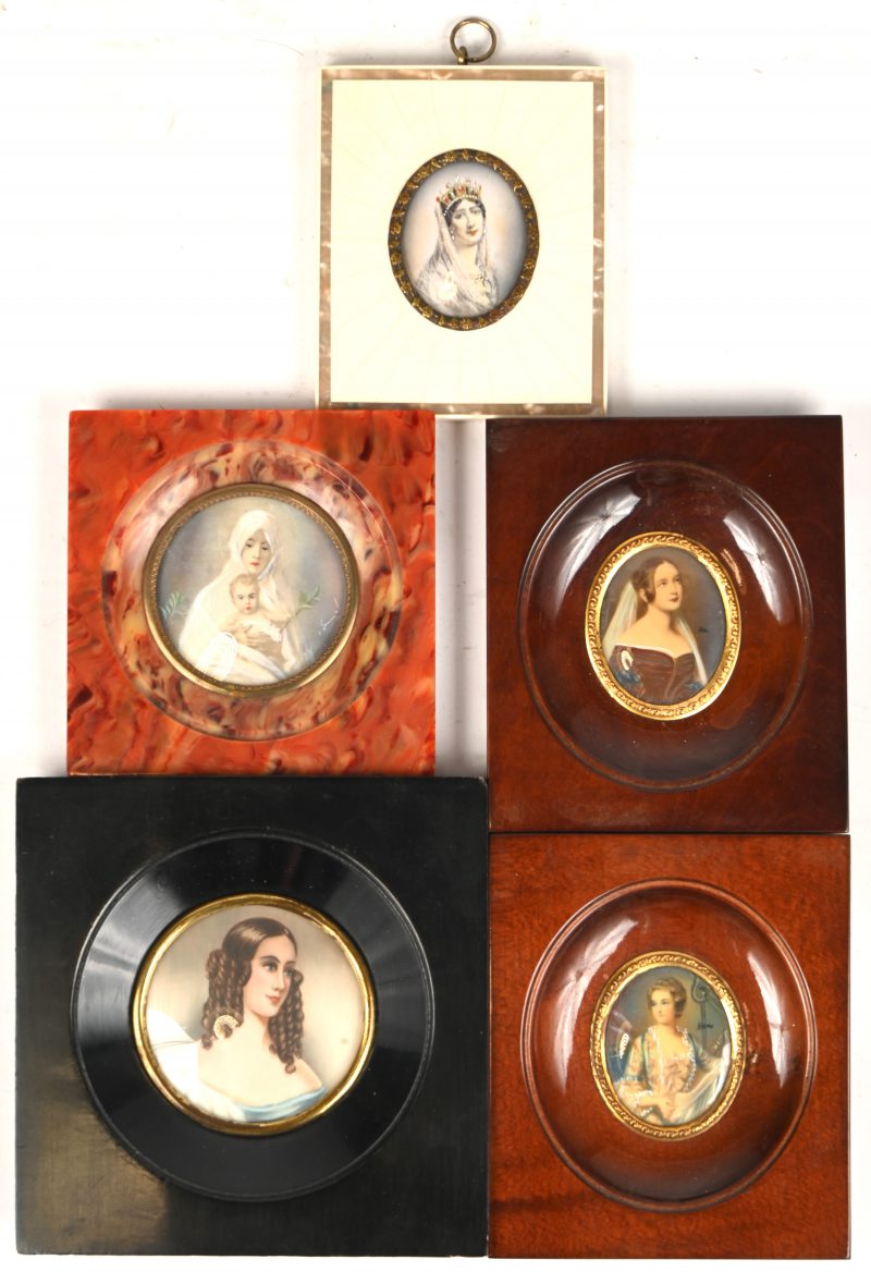 Een lot van 5 handgeschilderde miniatuurtjes, portretten van verschillende dames.