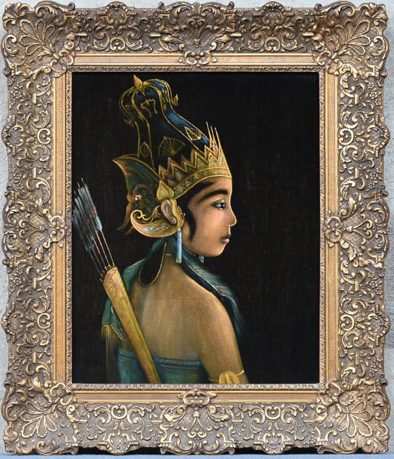 “Indonesische Krijgster”. Een schilderij op fluweel doek in gesculpteerd kader.