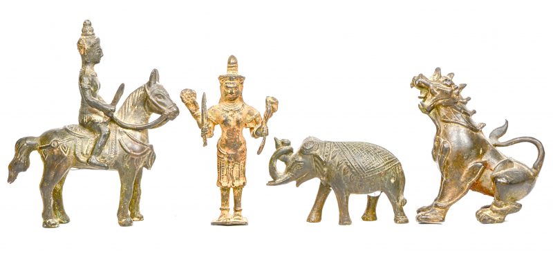 Een lot van 4 brons gesculpteerde beeldjes van een Komainu guardian leeuw, een olifantje, een Lokeshvara en een Bodhisattva te paard.