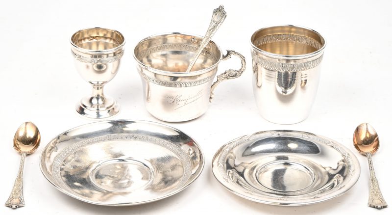 Een zilveren ontbijtsetje, bestaande uit drie lepeltjes met vermeil (Tiffany Sterling 872), twee schaaltjes, een kopje (gedeukt), eierdopje en bekertje.