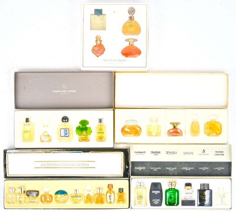 Een lot ongeopende parfumsamples van verschillende merken. 5 etuis.