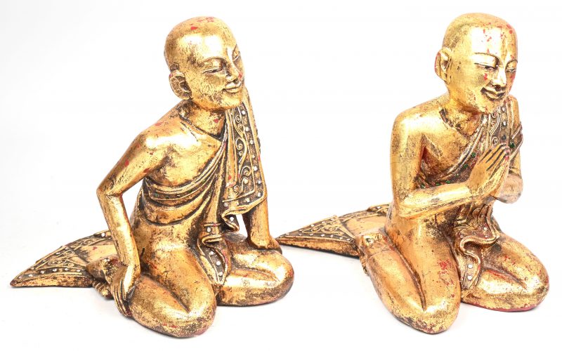 Een paar houten gesculpteerd vergulde beeldjes van Thaise Boeddha’s.