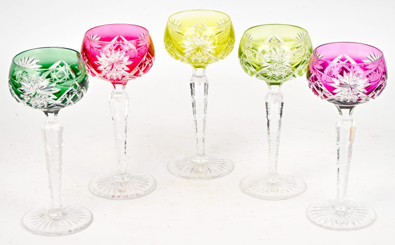 Een lot van vijf gekleurde kristallen glazen, gemerkt Val Saint Lambert.