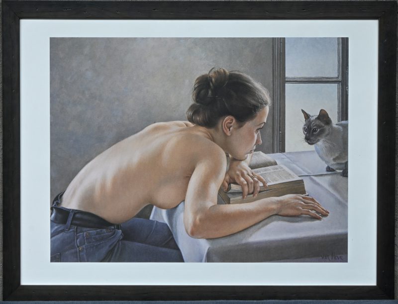 “Semi naakt met kat”. Een poster in kader. Naar een werk van Van Hove.