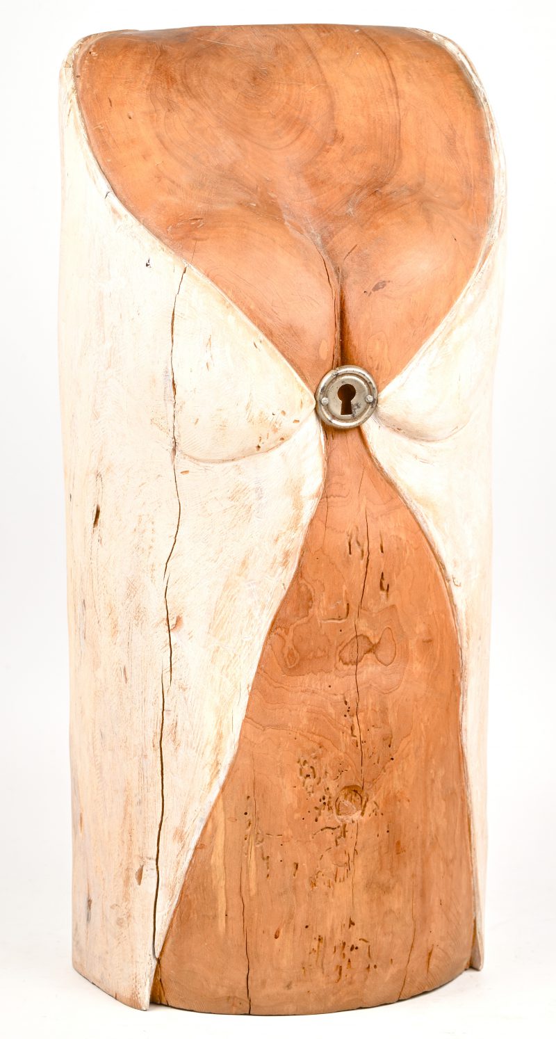 “Push-up”. Een sculptuur uit één stuk hout gesneden met een sleutelgat. Draagt een monogram onderaan.