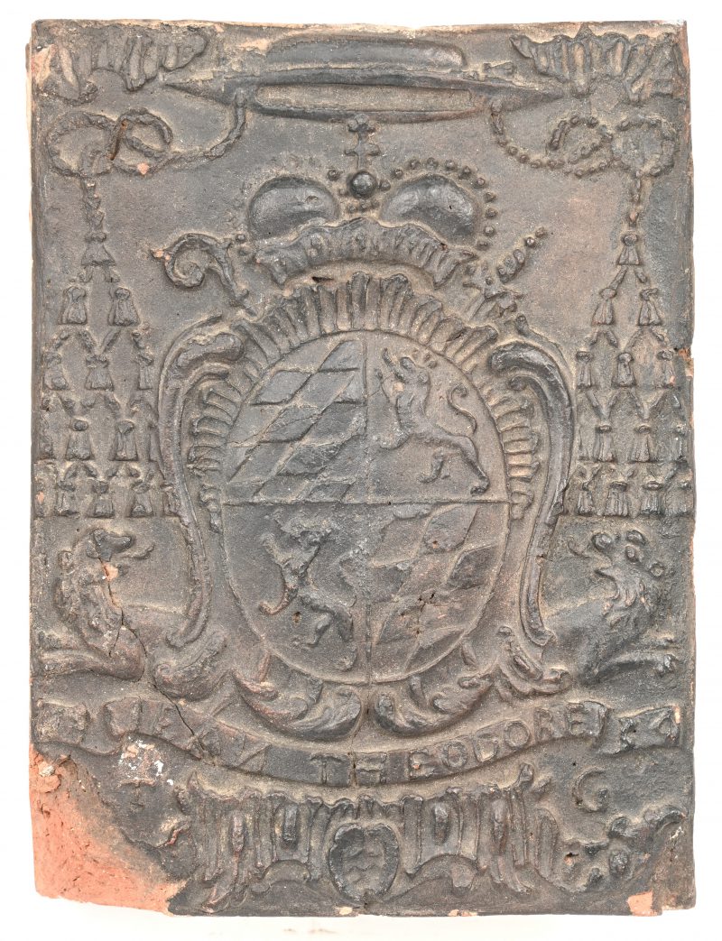 Een haardsteen met wapenschild, draagt het opschrift ‘FAN THEODORE’ in aardewerk. Vermoedelijk 17e eeuws.