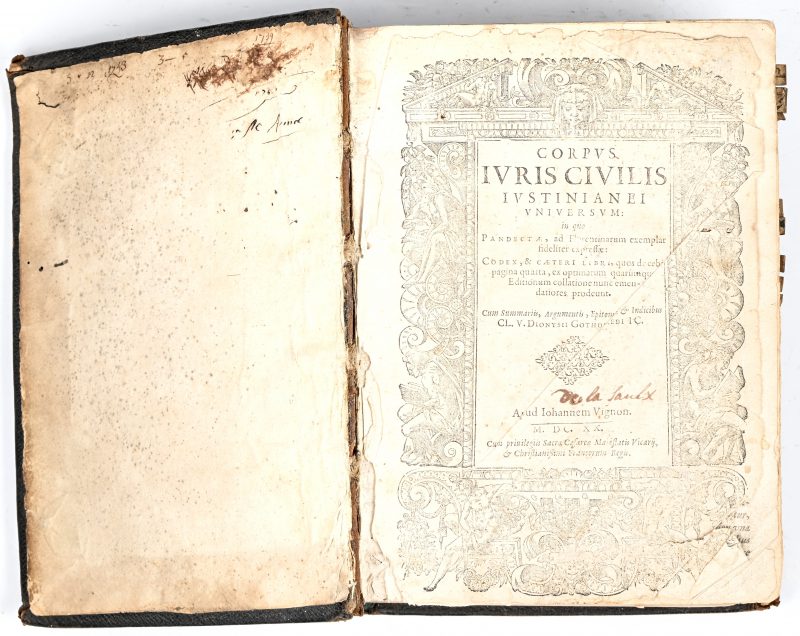 “Corpvs Ivris Civilis Ivstinianei Vniversvm”. Een boek gedateerd MDCXX (1620).