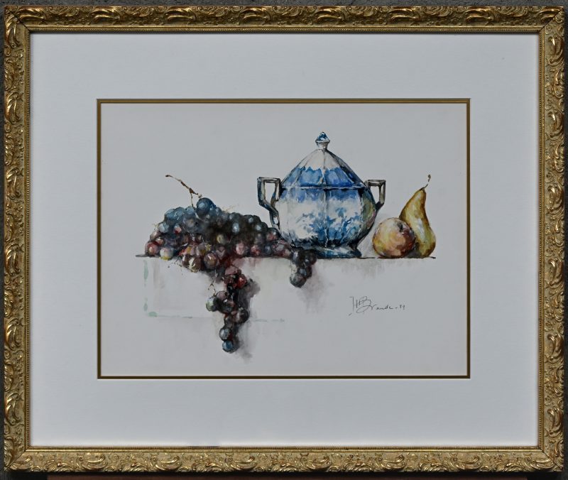 “Stilleven met fruit”. Een schilderij, aquarel op papier. Onderaan gesigneerd en gedateerd.