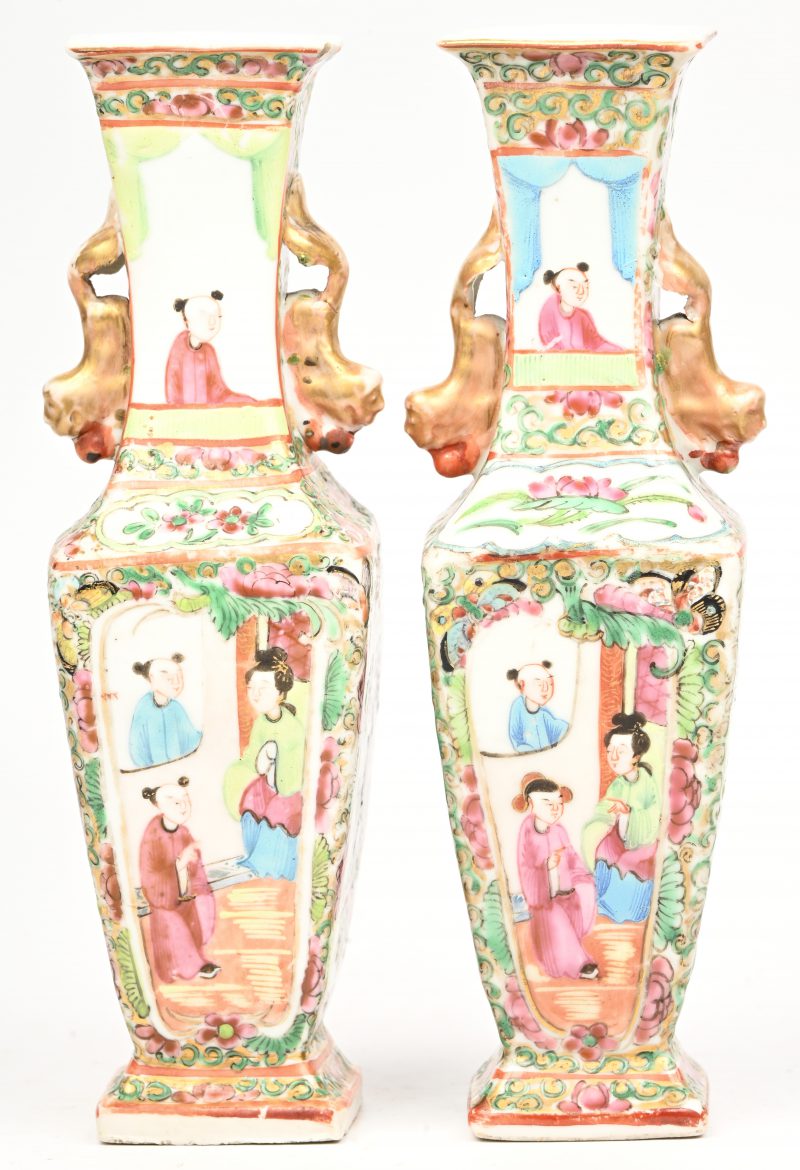 Een paar vierhoekig Chinees porseleinen vaasjes, meerkleurig en vergulde details met figuratief decor. Begin 20e eeuw.
