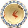 Een Japanse Satsuma vaas met koi vissen binnenin het decor. Onderaan gemerkt.