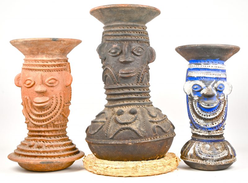 Een lot van 3 gesculpteerde terracotta Ashanti potten ter bezwering van hekserij. Midden Afrikaans. Begin 20e eeuw.