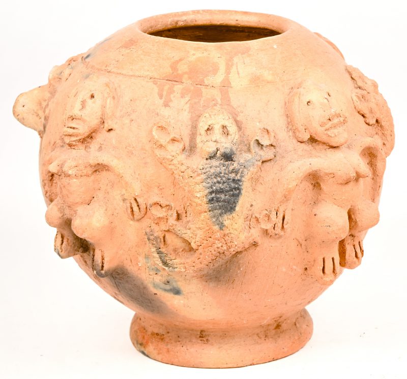 Een gesculpteerde terracotta Bambara pot, rondom versierd met diverse figuren en dieren. Eind 20e eeuw.