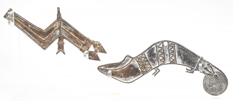Een paar brons gesculpteerde juwelen met afbeelding van een kameleon en 1 met 2 slangen op plexi sokkel. Mali / Burkina Faso. Eind 20e eeuw.