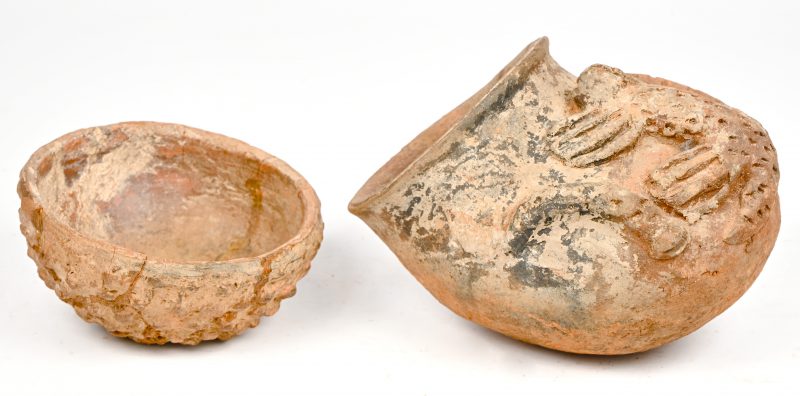 Een terracotta ritueel, medicinaal schaaltje met dierfiguren gesculpteerd. Afkomst Tiv, Nigeria, gebruikt bij animisme. Bijgevoegd gesculpteerd aardewerken schaaltje, Dakarkari.