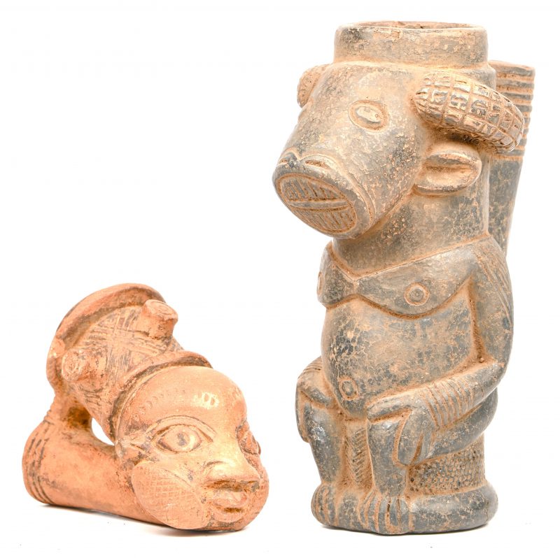 Een lot van 2 terracotta gesculpteerde pijpenkoppen, waarvan 1 Bambara en 1 recente versie, vermoedelijk Bamileke.