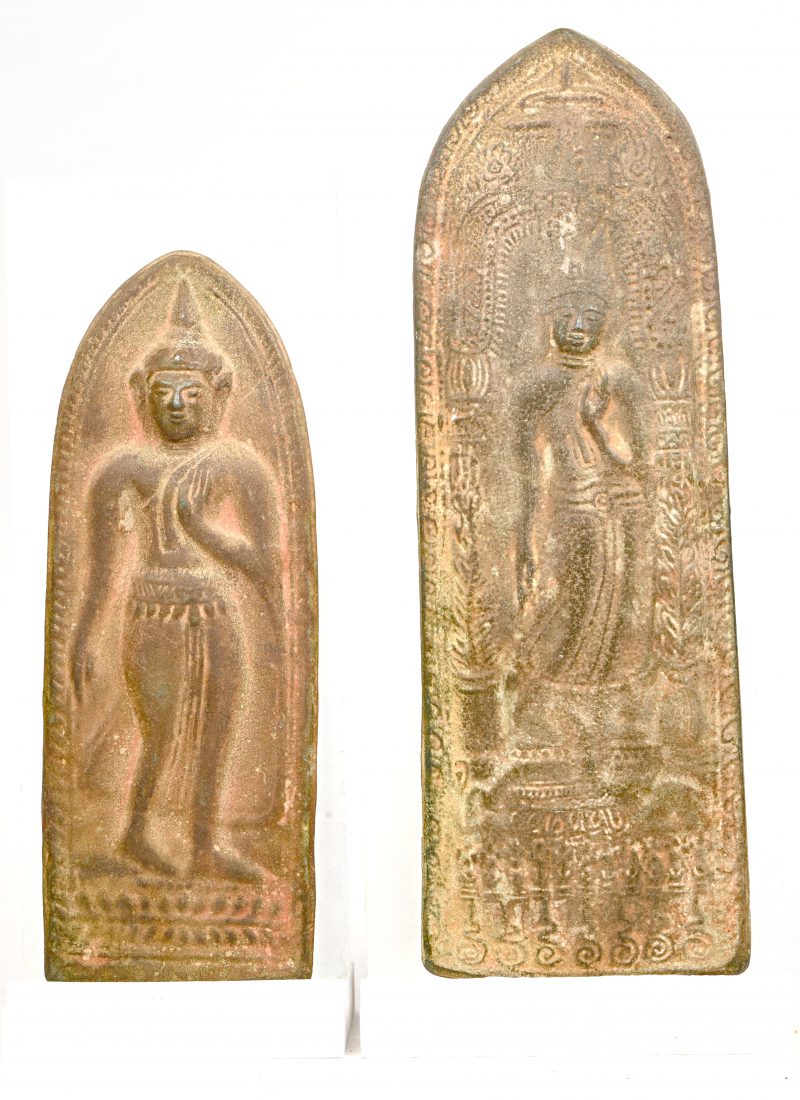 Een lot van 2 gesculpteerd, metaal votieve platen, tempelgeld, 18e eeuws, Siam.