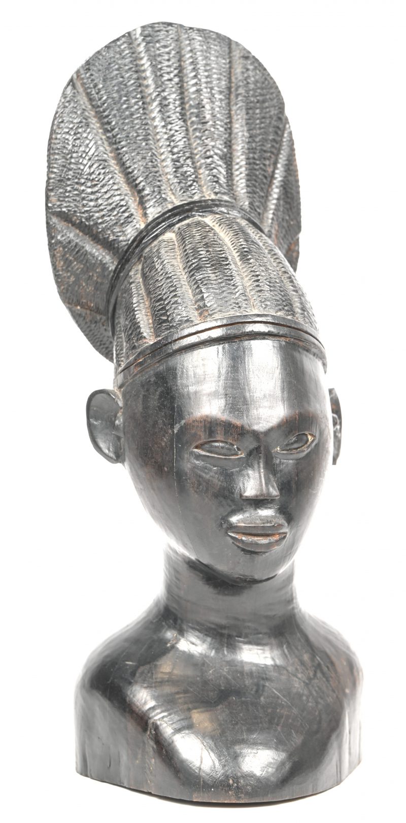Een Afrikaans houten, donker gepatineerde buste van een Mangbetu vrouw.