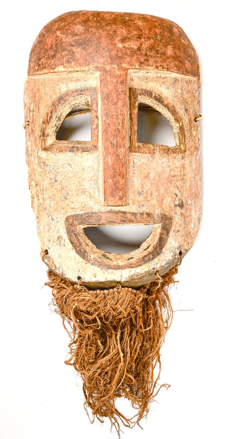 Een houten gesculpteerd Kumu masker met raffia. Provenance, ex Felix Lauwers, ex Jean-Baptiste Vandewalle. Vroeg 20e eeuws.