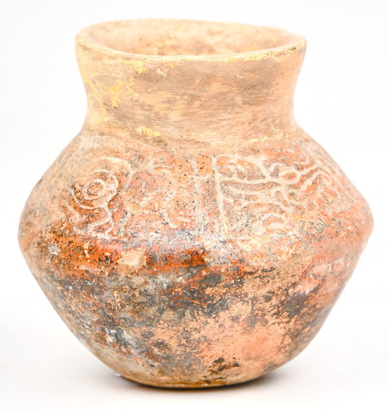 Een Precolumbiaans aardewerken potje met gegraveerd decor.