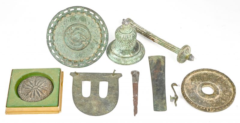 Een lot diverse bodemvondsten, brons en ijzeren items.