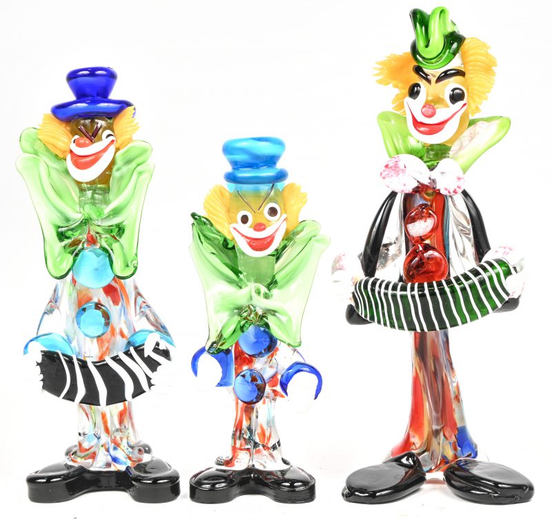 Een lot van drie Murano clowns in veelkleurige glaspasta.