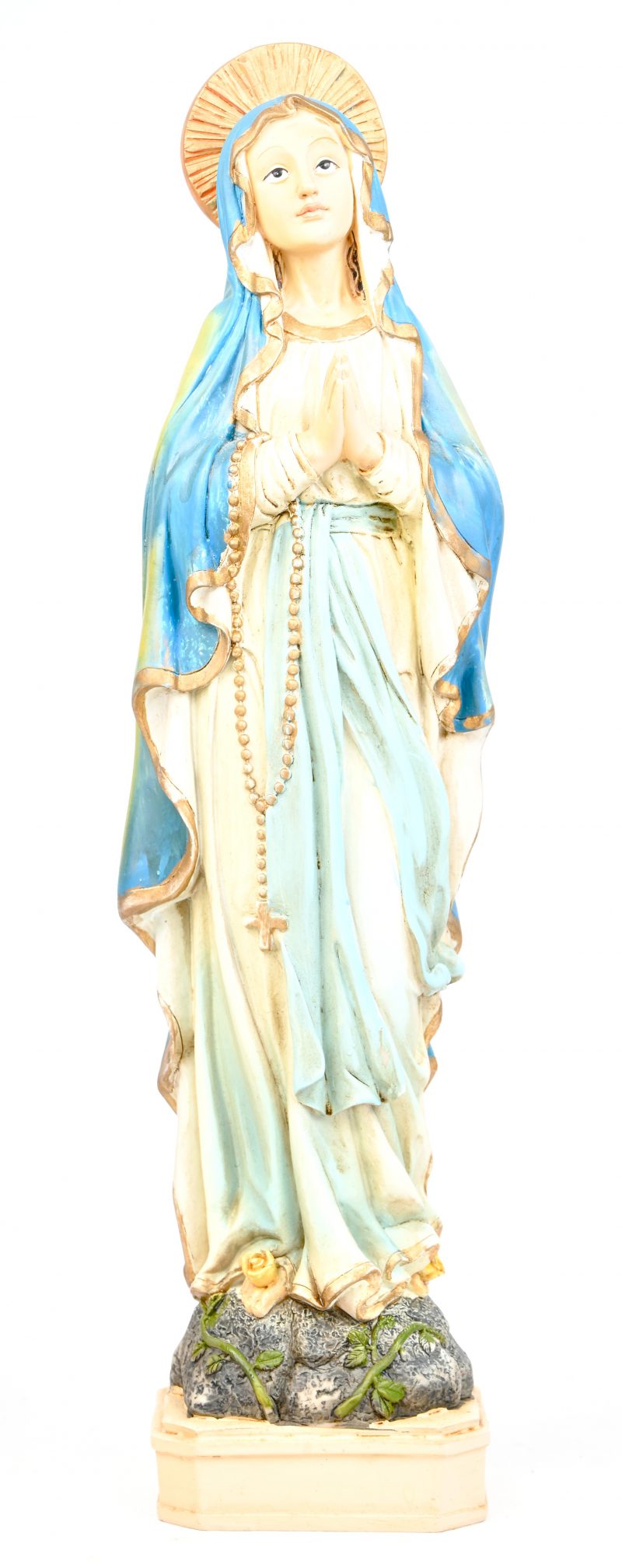 Een polychroom beeld van de heilige moeder in kunststof.