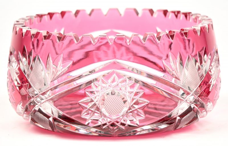Een kristallen schaal, roze in de massa gekleurd.