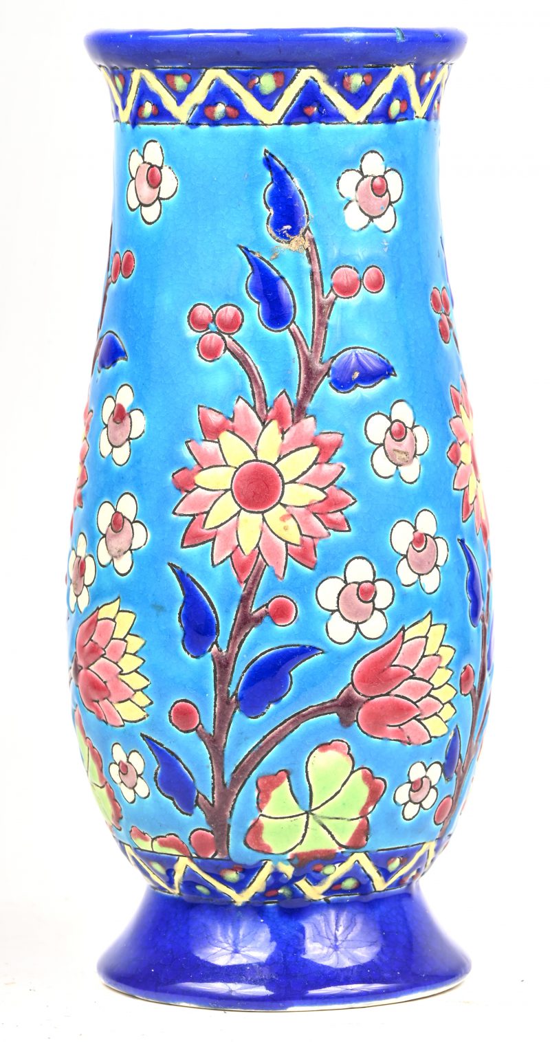 Een porseleinen vaas met meerkleurig floraal decor. Onderaan gemerkt en gedateerd.