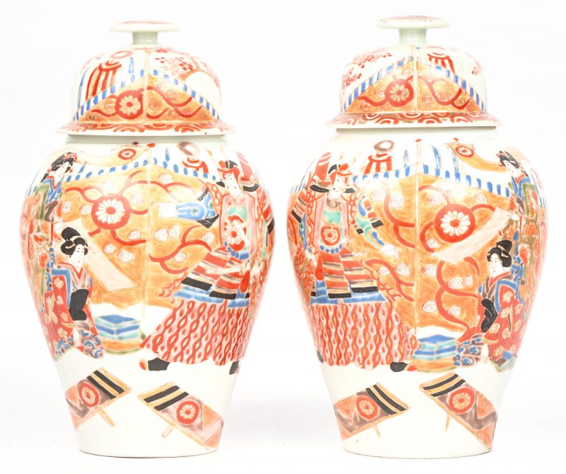 Een paar Japans porseleinen dekselvazen met krijgstafereel. Onderaan gemerkt.