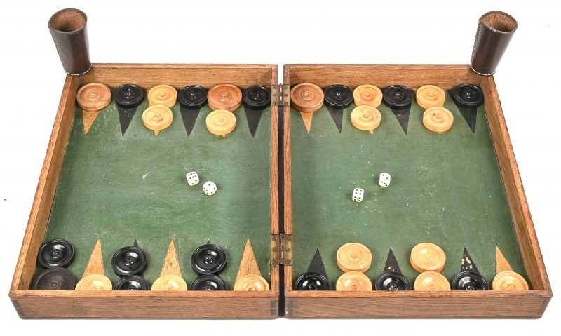 Een backgammon spel met bijhorende speelstukken.