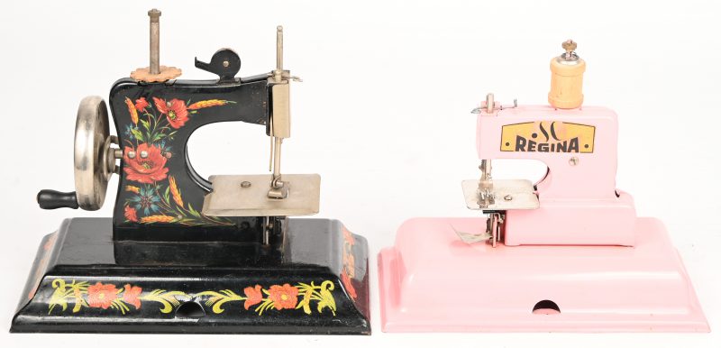 Twee verschillende mini speelgoed naaimachines. Rose kleur gemerkt Regina en zwart met bloemen gemerkt Casige.