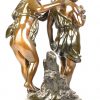 “Twee Kinderen”. Een bronzen groep op marmeren voet, naar een werk van A. Moreau. Onderaan gesigneerd.