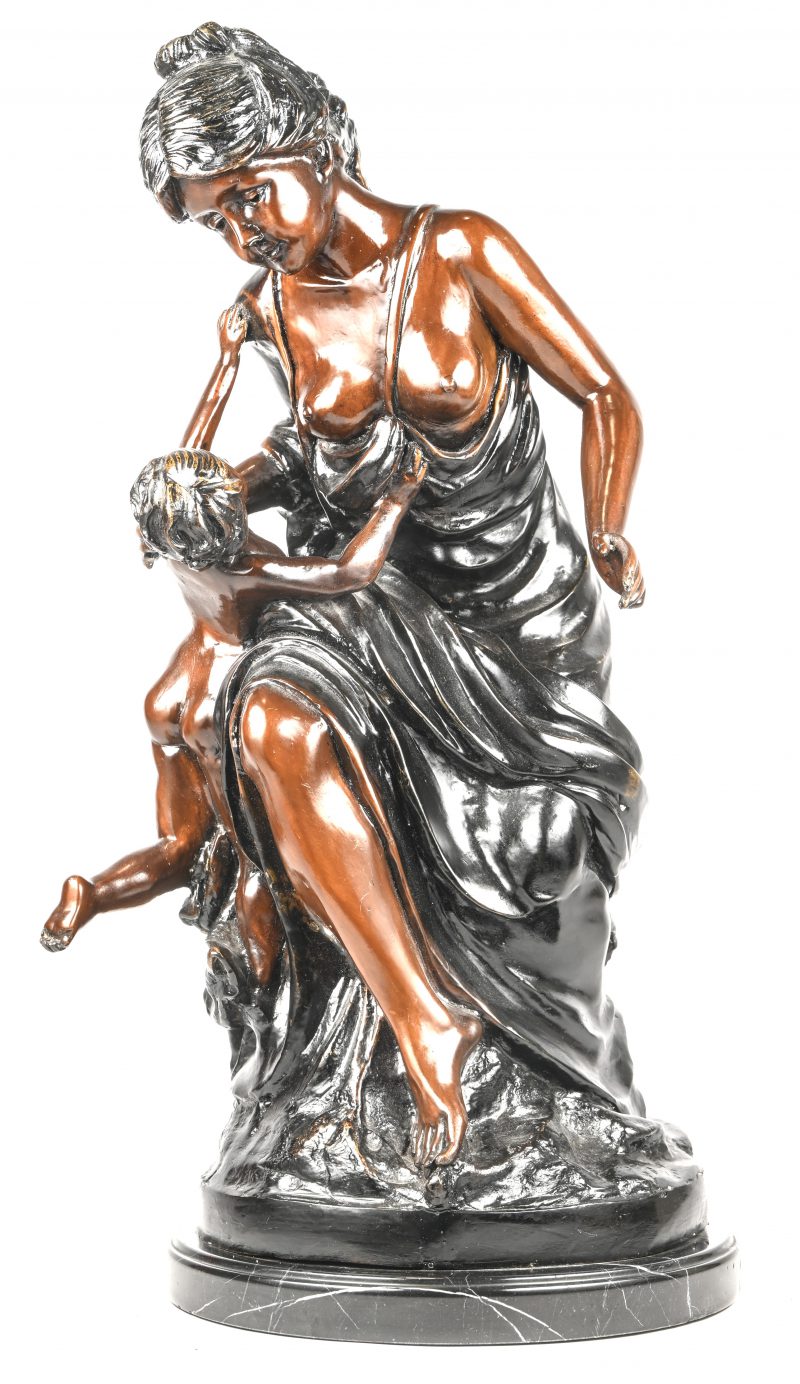 “Moeder met kind”. Een bronzen groep op marmeren voet, Onderaan gesigneerd “Baldi”.