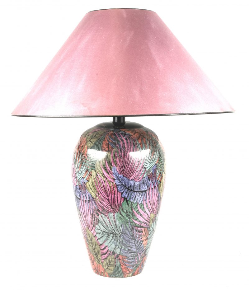 Een Italiaans keramieken designer lamp met een geprint motief van veelkleurige bladeren, bovenaan gemerkt T. Lanza. Ca 1990.