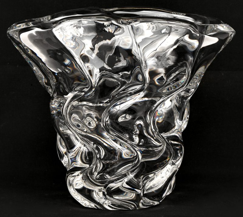 Een vintage kristalglazen vaas. Onderaan gemerkt.