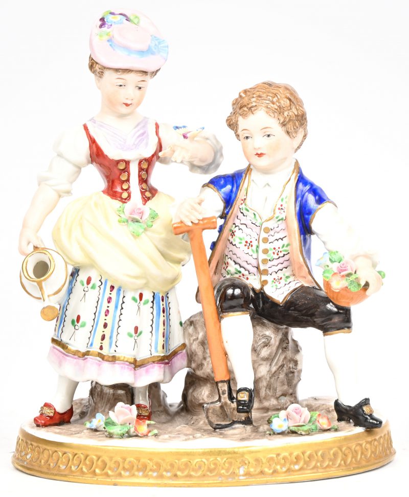 “Tuinwerkers”. Een Duits meerkleurig, porseleinen beeldje. Onderaan gemerkt. Vroeg 20e eeuws.