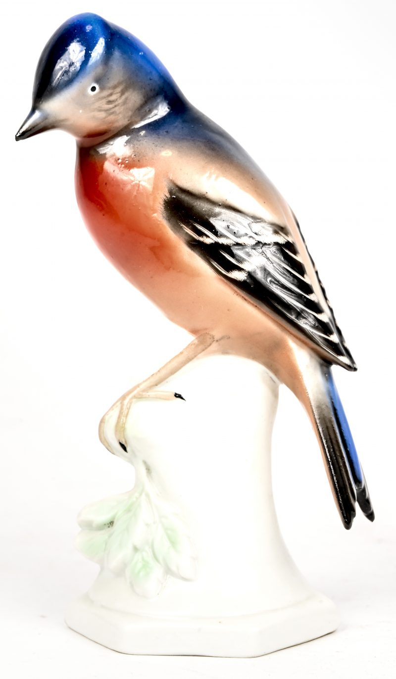 Een porseleinen beeldje van een vogel.