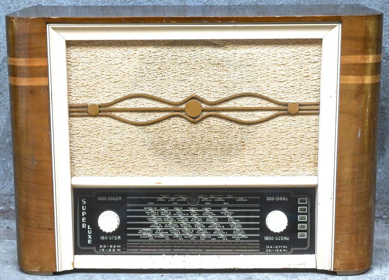 “Super Luxe”. Een houten, oude lampen radio.