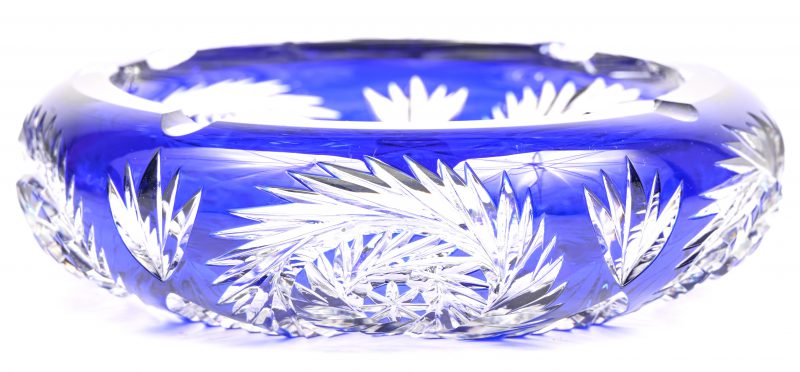 Een gesculpteerd vintage Boheems kristalglazen asbak met blauw in de massa.