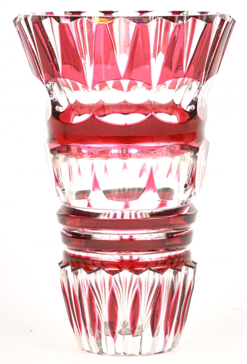 Een vintage kristallen vaas met rood in de massa. Onderaan gemerkt.